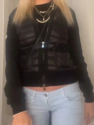 moncler cardigan - säljer min cardigan från moncler då den inte kommer till så mkt användning❤️ självklart äkta och om ni vill ha fler bilder eller bevis kom privat❤️ jag kan byta till modellen med 4 fickor eller kanske nån annan för har tröttnat lite på denna❤️❤️