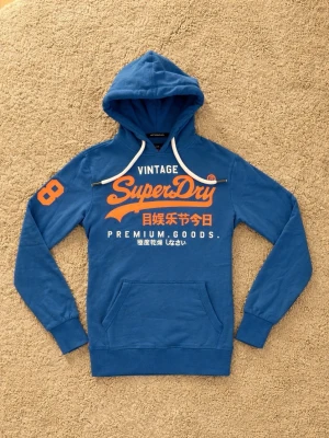 Superdry Hoodie - Blå Superdry Hoodie - Hoodien är sparsamt använd och har ej någon defekt. - Storlek: S - Pris: 449kr - Först till Kvarn!