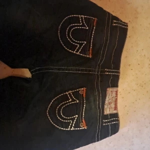 True religion - Ett par äkta mörkblåa true religion säljer billigt då de inte är min stil längre och vill ha plats i garderoben. Kom gärna med prisförslag