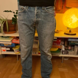 Levis jeans - Säljer ett par klassiska blå jeans med raka ben och kontrastsömmar. Jeansen har fem fickor och normal midja. Perfekta för en avslappnad stil och passar till det mesta. Materialet är slitstark denim i bomull.
