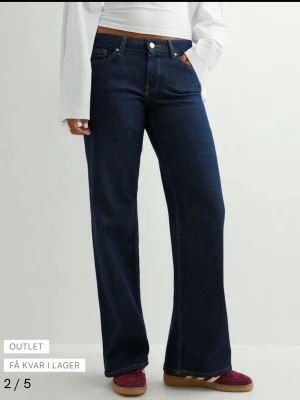 Low waist loose jeans från Only  - Säljer dessa low waist loose jeans från Only i storlek xs. Säljer dom då dom är för långa för mig. Jeansen är endast använda 2 gånger. Som referens är jag 160 cm lång!