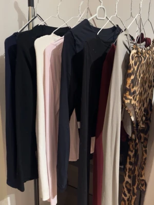 Mix av långärmade toppar i olika färger - Flera långärmade toppar i svart, ljusrosa, vinröd, beige och leopardmönster. Några är ribbade och andra har slät yta. Perfekt för dig som vill ha variation i garderoben. Passar till många olika stilar och looks. Fråga gärna om fler bilder och storlekar! Säljs för 100kr/st