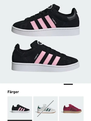 Svarta campus  - Snygga Adidas Campus sneakers i svart mocka med klassiska rosa ränder på sidorna och vit sula. Låg modell med snörning och adidas logan. Är i bra skick men inne fodred har gått sönder på ena foten, skriv för fler bilder! Har även kvar kartongen 💗