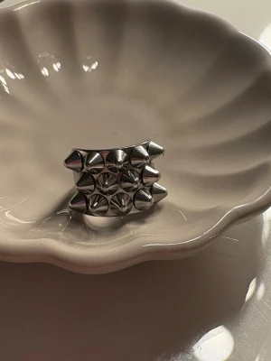 Edblad ring i väldigt bra skick! - Jag säljer en edblad ring som endast är använd några enstaka gånger pga för liten storlek! Väldigt bra skick och i storlek 16.0 mm/xs. Priset kan diskuteras!