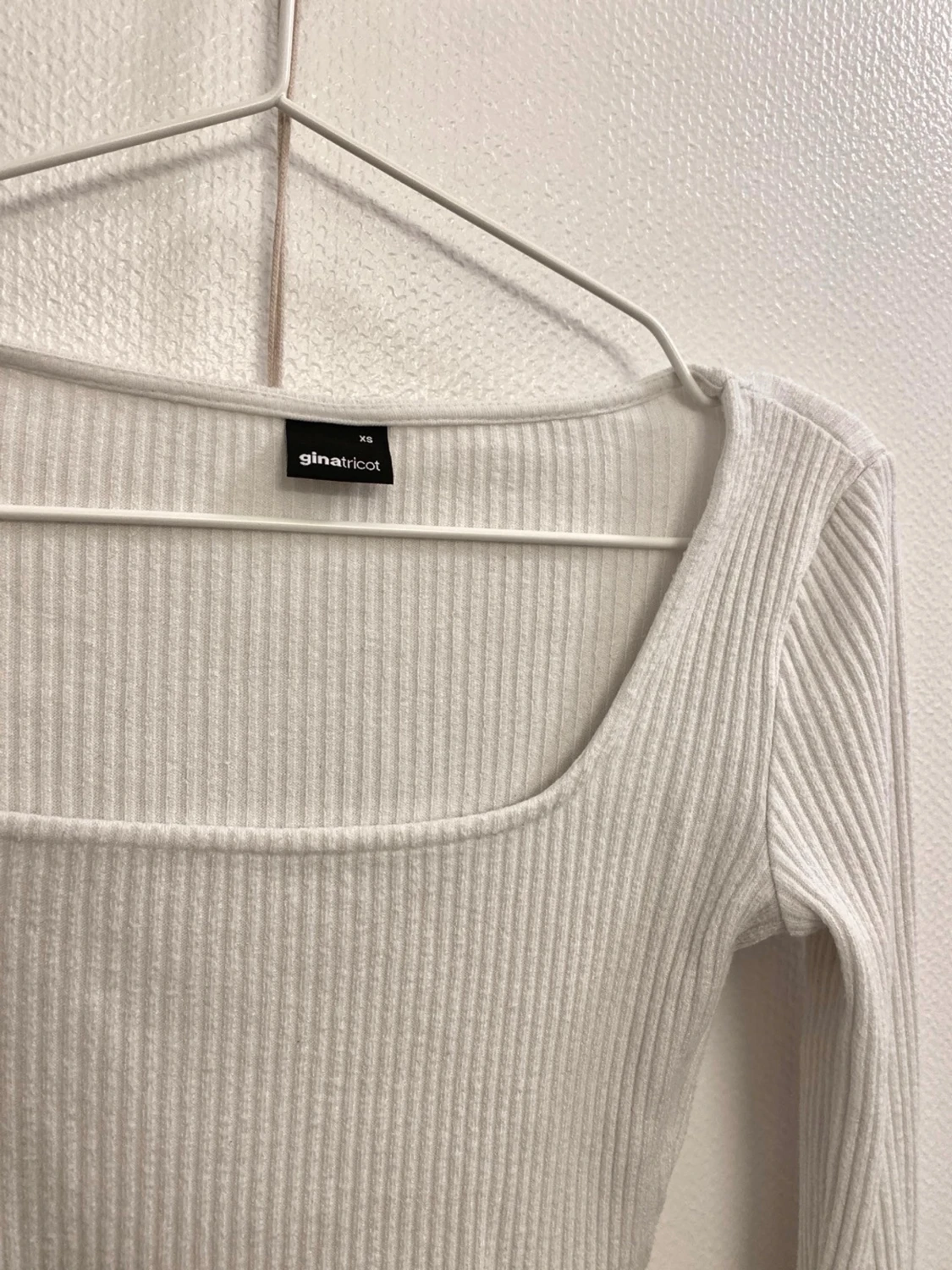 Vit ribbad topp från Gina Tricot - 1