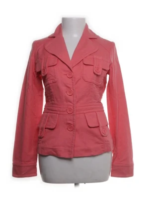 Korallrosa figursydd jacka med fickor - Supersöt jacka/kofta. Ser ut exakt som på bilden, jättefin populär korallrosa färg🪸Sitter mer som XS