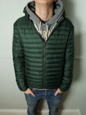 COLMAR DUNJACKA - Colmar dunjacka i en riktigt snygg grön färg | Skick: 9/10 | Strl: 50 (M) | Modellen är 182 cm | Hör av dig om du undrar någonting!