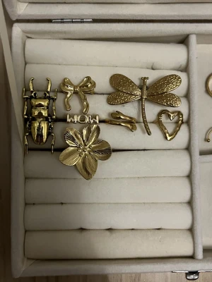 Guldiga ringar med insekts- och naturmotiv - Säljer guldiga ringar. Alla ringar är justerbara förutom MOM/WOW💞💞 En ring kostar 50-150 kr🩷