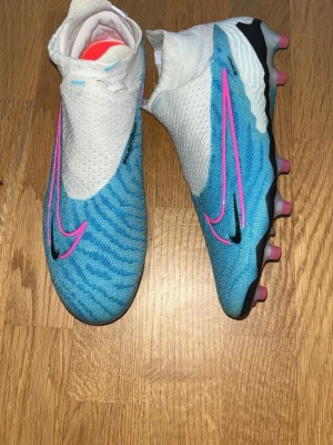 NIKE PHANTOM GX ELITE DF AG BLAST - Helt nya Nike phantoms i storlek 40. Tveka på att höra av dig vid frågor. 
