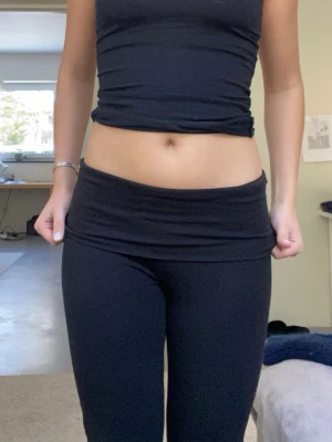 Svarta yoga pants Gina tricot  - Gina tricot yoga pants i storlek M. Klippa på längden, jag är runt 167 lång. 