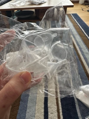 Små plasttrattar  - Säljer ett 10-pack små genomskinliga plasttrattar, perfekta för att hälla vätskor eller pulver i små behållare. Tillverkade av PP-plast och varje tratt har en diameter på 30 mm. Praktiska att ha hemma för olika pyssel eller laboratoriebruk.