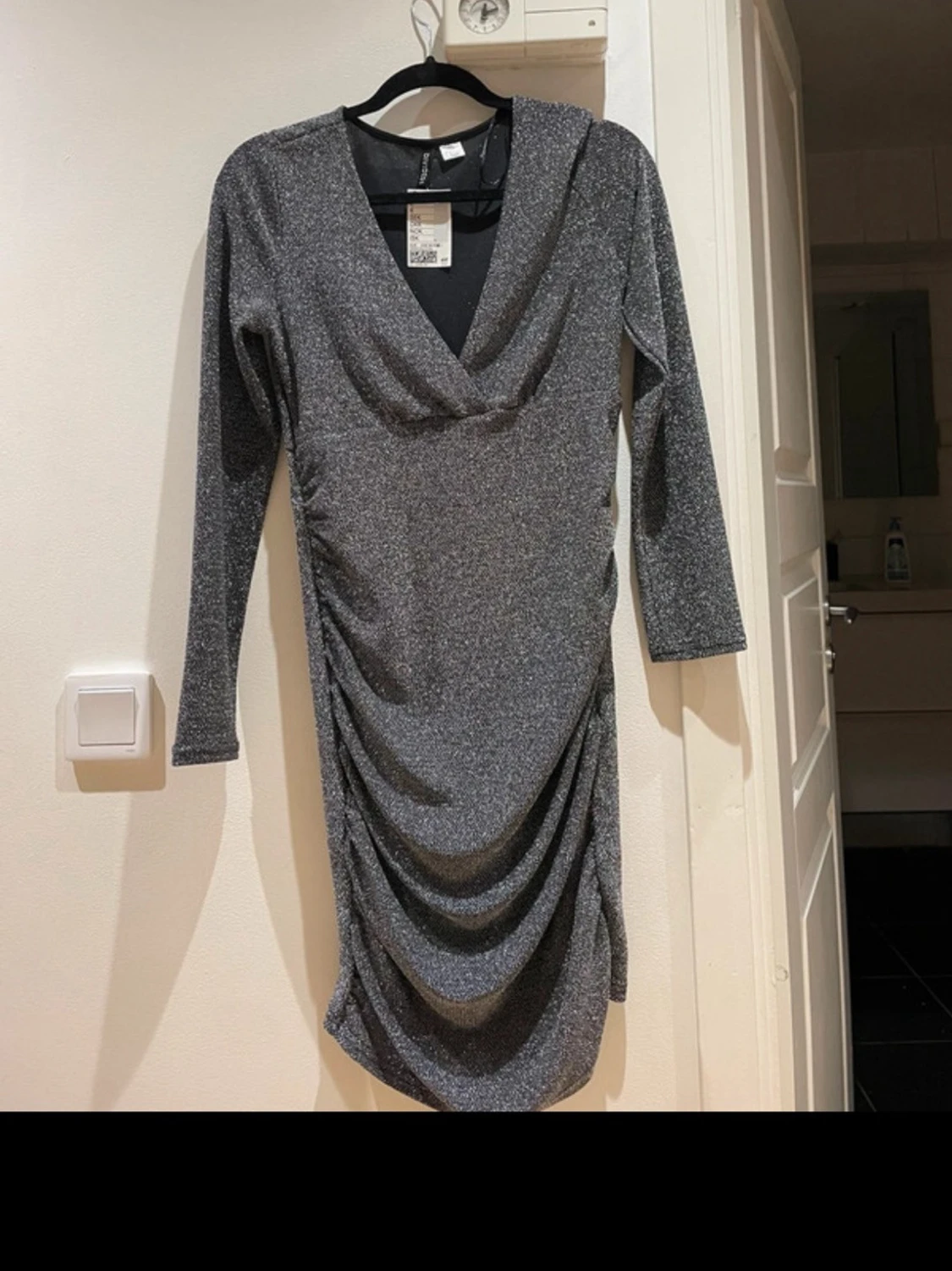 Glittrig silverklänning med v-ringning