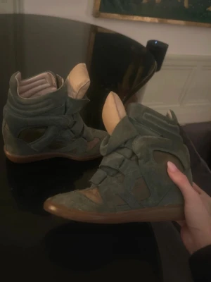 Gröna isabel Marant skor  - Gröna Isabel Marant Bekett sneakers i storlek 38. Har ej kvar dustbag och liknande därav bra pris! Självklart  äkta, är villig att gå ner lite i pris för snabb affär. 