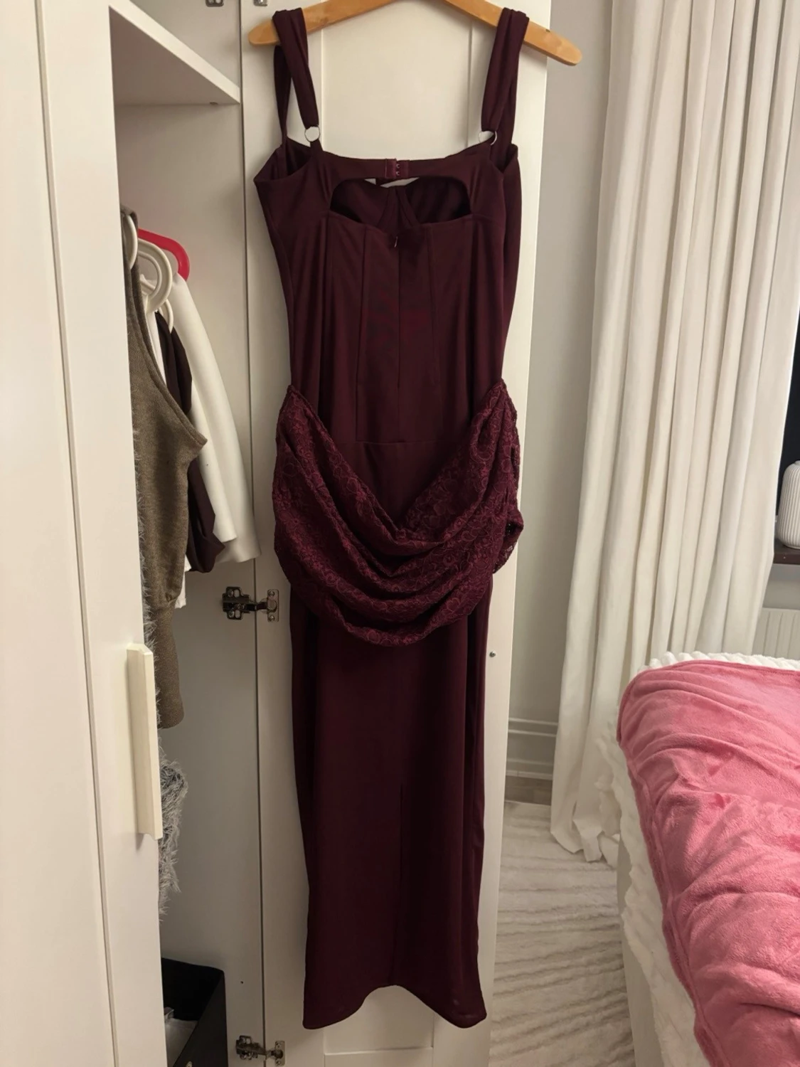Vinröd lång klänning med korsettliv  - 6