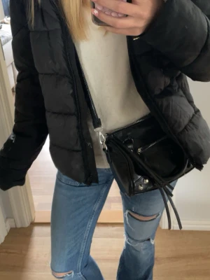 Jacka - Jättefin jacka i storlek M, skulle dock säga att den snarare är S/XS i storleken, jag brukar ha S och den passar bra på mig! Från adpt men köpt på Only❤️