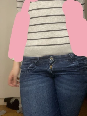 Lågmidjade flare jeans - Mörkblå flare jeans ifrån gina! Extremt låg midjade att de e svårt att sita i dem…😭Sprättade upp då jag ville att de skulle va längre så de finns nån cool grej där nere ish typ. Står 164 på lappen men motsvarar ca xs/S. Ge gärna prisförslag💗