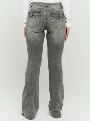 Grå bootcut jeans med fickdetaljer - Snygga mörkgråa bootcut jeans med klassisk femficksdesign och markerade bakfickor med lock. Jeansen har hög midja och har använts endast ett fåtal gånger. Köpte jeansen i Tyskland för runt 500kr. 