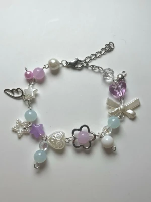 Y2k Armband med berlocker rich pärlor - Handgjort armband i lila och blå🦄kommer fint inpackad och med liten gåva🥰