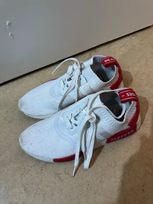 Adidas sneakers  - Ett par vita Adidas sneakers i stl 36 säljs för 175 kr. 