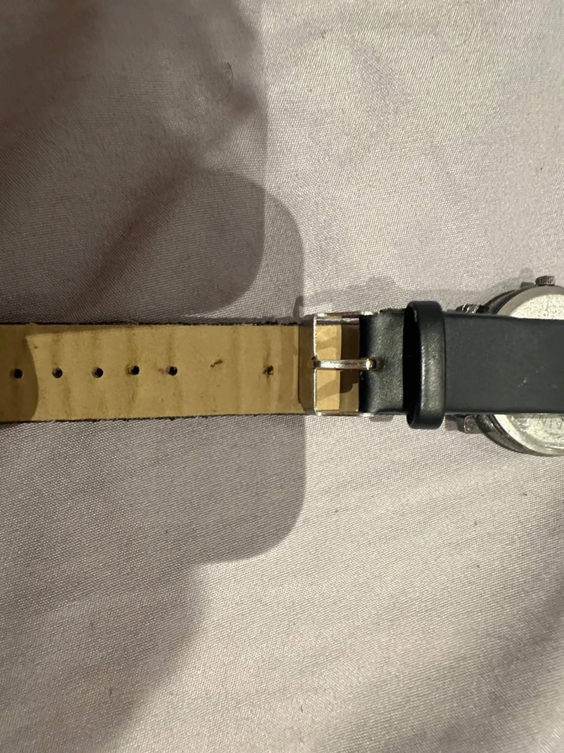 Svart klocka från GREK med guldiga detaljer - 3