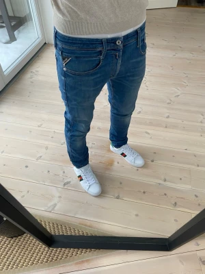 Replay jeans  - Säljer att par riktigt sjysta replay jeans som sitter perfekt. Det är stl 32 32 på dom och de du köper är ett par riktigt trendiga men också riktigt fina jeans för en billig peng! Hör gärna av er vid funderingar