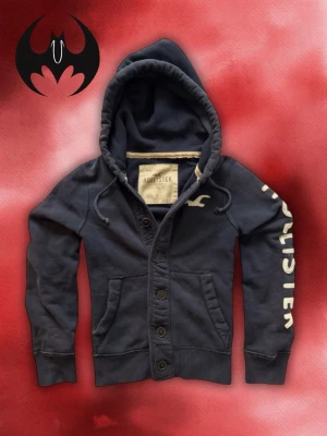 Mörkblå Hollister Kofta (Sällsynt) - Sällsynt Mörkblå Hollister Kofta | mycket bra skick | Size S/M | Längd: 66cm Axelbredd: 44cm Armlängd: 66cm | Modell, 178cm 60kg | Lägg inte bud utan avsikt att köpa