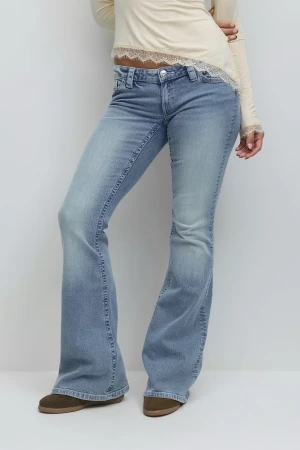 Dixie Ultra low jeans  - Flare jeans med låg midja. Jeansen är blåa och har utsvängda ben. De har dragkedjegylf, fickor fram och bak, broderade bakfickor och bälteshällor. Jeansen är helt nya med prislapp( inte ens testade). 