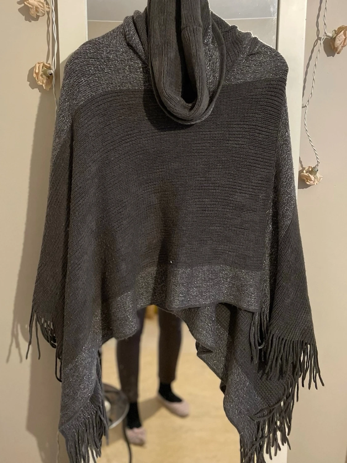 Mörkgrå poncho med fransar