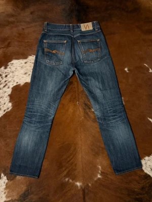 Nudie raw selvage steadyeddie - Tjena! Säljer dessa riktigt feta nudie SteadyEddie, fint skick i storlek W29/L32 men är förkortade lite, denna passform tillverkas inte längre så kan vara lite svår att få tag i, hör av dig vid funderingar!🙌
