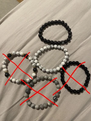 Pärlarmband 60kr styck  - Vitt och mattsvart pärlarmband 60kr styck finns bundle pris. 