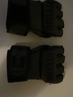 Mörk gröna MMA-handskar från Fiving - Typ nya MMA handskar köpte den för 250kr. Fiving märke 