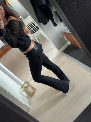 Svarta bootcut jeans från true religion  - Snygga svarta bootcut jeans från true religion, snygga och bra kvalite.