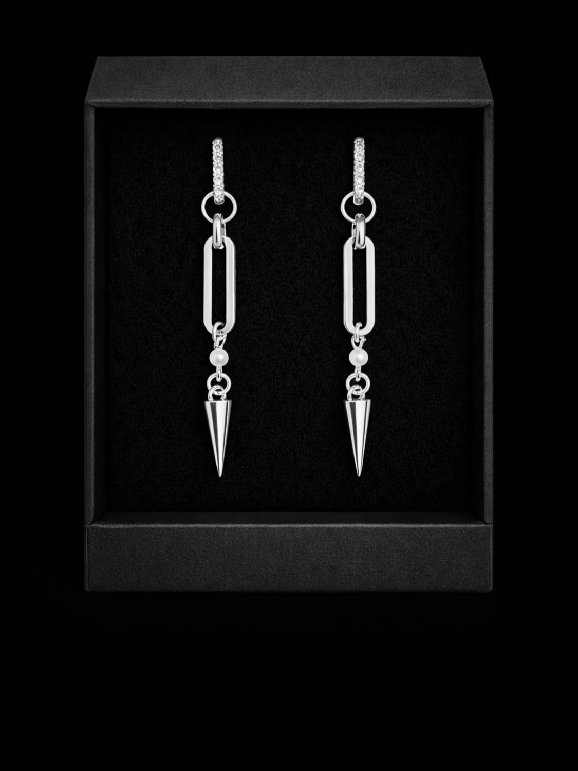 Silvriga statement örhängen med spikes