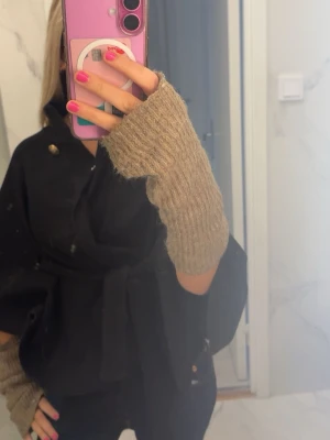 Svart kort kappa med knytning  - Säljer nu denna snygga svarta kappa med knytskärp i midjan. Inga defekter. Använt ca 5 gånger. Storlek onezize men passar perfekt för mig som är S. 