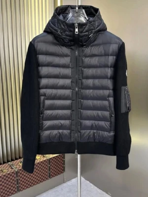 Svart dunjacka med huva från Moncler - Säljer en svart Moncler Cardigan i storlek M. Helt ny!
