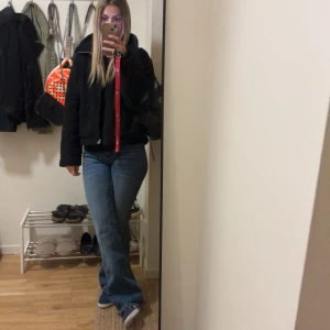 Blå bootcut jeans med låg midja - Snygga blå bootcut jeans med normal midja och klassisk femficksdesign. Jeansen har en lätt utsvängd passform nertill och är perfekta för en avslappnad och trendig look. Passar till sneakers eller boots.