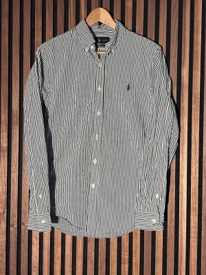 Randig skjorta från Polo Ralph Lauren - Polo Ralph Lauren skjorta med vit gröna ränder. Skick 10/10. Storlek S slim fit. Hör av er vid funderingar. Pris ej hugget i sten