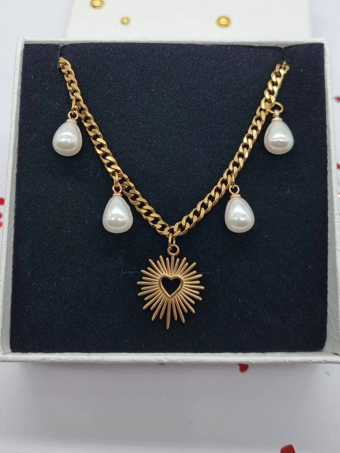 Stilfullt halsband med hjärta och pärlor  - 2
