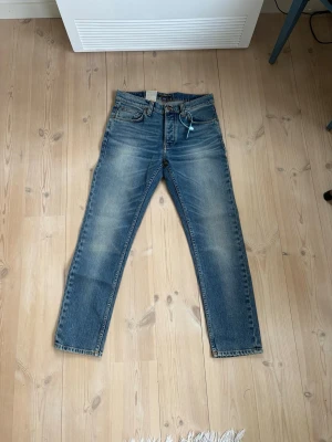 Helt nya Nudie Jeans - Helt nya nudie Jeans i modellen Solid Ollie. Modell: Solid Olle || Skick: 10/10 || Sorlek: W30/L30 ||Passform: Rak/avslappnat || Nypris: 1600       Frågor och funderingar? Hör gärna av dig!