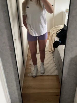 Ljuslila gymshorts från NVGTN - Säljer nu dessa superfina gymshirts från NVGTN!💜Jag har dessa en del men de är fortfarande i väldigt bra skick! De har en diskret scrunch i rumpan som gör att de sitter väldigt snyggt. Shortsen har även ett tjockt midjeband vilken ger en ”snatched” midja! Jag är 170 cm lång och har dessa i storlek M. Jag brukar ha gymsshorts i S eller M.🥰
