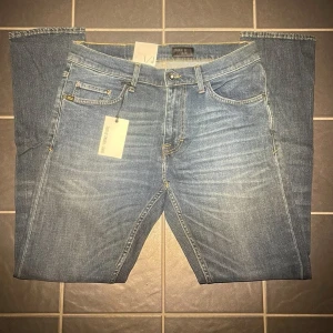 Tiger Of Sweden Jeans Nya - Helt nya Tiger of sweden jeans med lappar och allt orört💯Snygg färg med skön wash för riktigt bra pris jämfört med nypris på cirka 1599kr💔Skicka prisförslag och tveka inte på att skriva vid frågor!