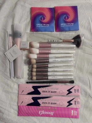 17 Sminkborstar och puder puff från Spectrum & Luxie - Säljer ett kit med 17 sminkborstar från Luxie och Nire i rosa och vitt, samt två Spectrum Velvet Powder Puff och tre ögonskuggsborstar i snygga förpackningar. Perfekt för dig som vill ha ett komplett set för ansikte och ögon.