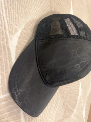 Svart Gucci keps  - Svart Gucci keps med häftigt monogram, helt ny, finns i S och M. Dm för vilken fråga som helst!🫡