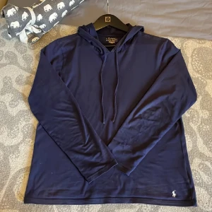 Ralph Lauren Hoodie  - Tja! Nu säljer en tunn Polo Ralph Lauren hoodie, Perfekt inför våren. Men går att använda året om. Storlek S Nypris ligger på 1500kr men säljer nu för ändast 649kr hör gärna av er vid minsta fundering! Följ för att inte missa fler plag! 