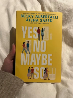 Yes No Maybe So av Albertalli & Saeed - En ungdomsroman med gul mjukpärm, skriven av Becky Albertalli och Aisha Saeed. Boken handlar om Jamie och Maya som engagerar sig i lokalpolitik och navigerar vänskap, familj och kärlek. Omslaget har stora vita bokstäver och illustrationer av tonåringar.