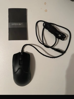 Razer Viper 8KHz gamingmus svart - Säljer en svart Razer Viper 8KHz gamingmus med sladd och optisk sensor. Musen har ergonomisk form, låg vikt och är utrustad med flera programmerbara knappar. Perfekt för snabba reaktioner och hög precision vid gaming. USB-anslutning och medföljande manual ingår.