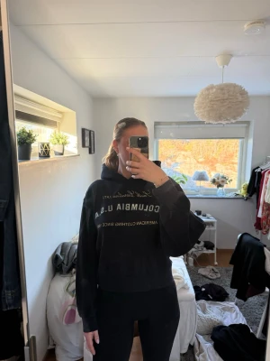 Marinblå hoodie  - Marinblå hoodie från Zara, helt oanvänd. Stor luva och långa ärmar!