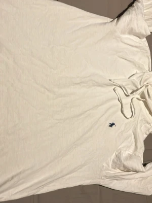 Ralph Lauren tröja - Tjenixen jag säljer nu denna Ralph lauren tröjan då jag knappt använder den, storlek M och du har en sträckkod inuti tröjan som tar dig till själva Ralph lauren hemsidan för att bevisa att den är äkta.