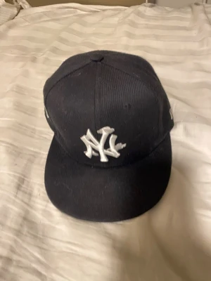 New Era Black/Baby blue keps - Säljer nu min keps som jag aldrig använder, bara testad, storlek 7-1/8