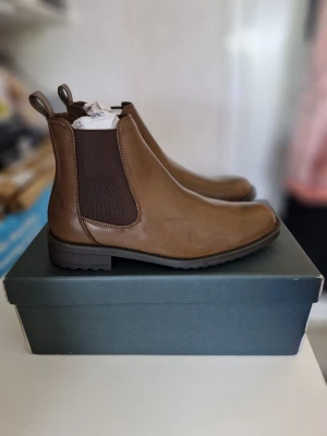 Oanvända herr kängor Storlek 40 - Helt nya i storlek 40. Pris 700 kr. Säljer även ett par i storlek 42 på min profil. Skickas snarast efter genomförd betalning. Inga byten eller returer 